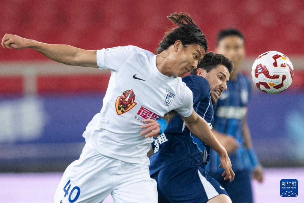 武汉三镇训练开放日，今晚战术微调引欢呼，中超在即，年轻球员得到机会(武汉三镇足球俱乐部最新引援情况)